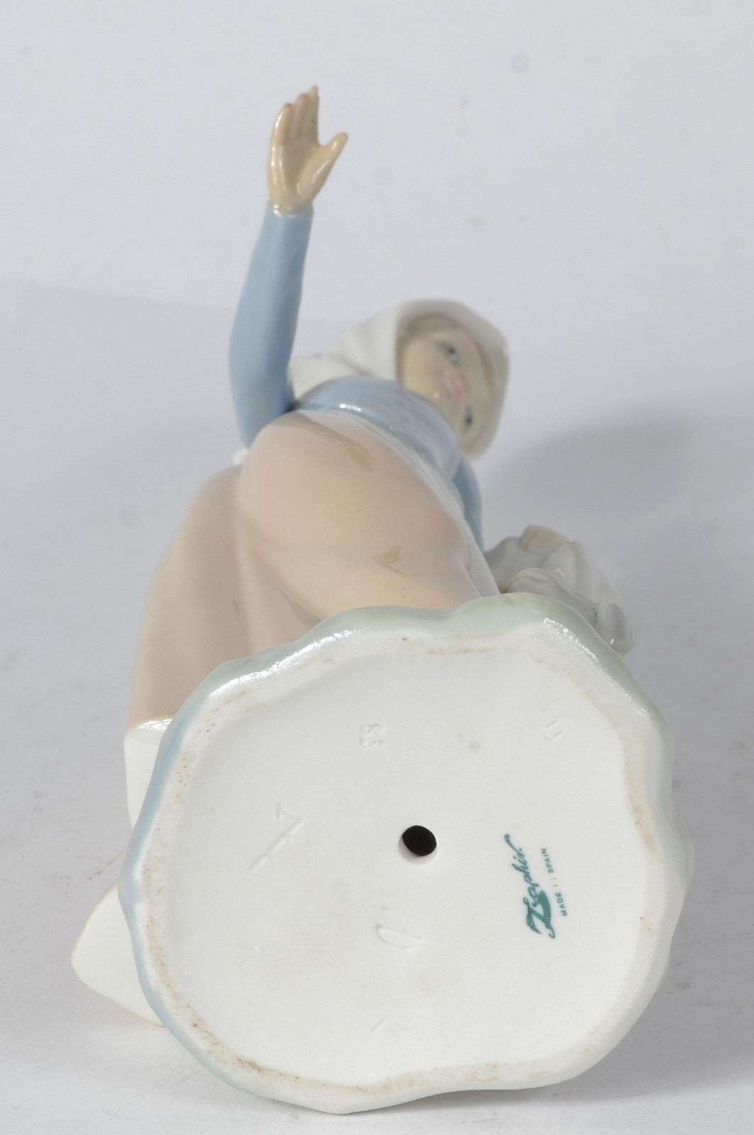 Estatueta de porcelana espanhola policromada representando camponesa... - foto 7 de 7