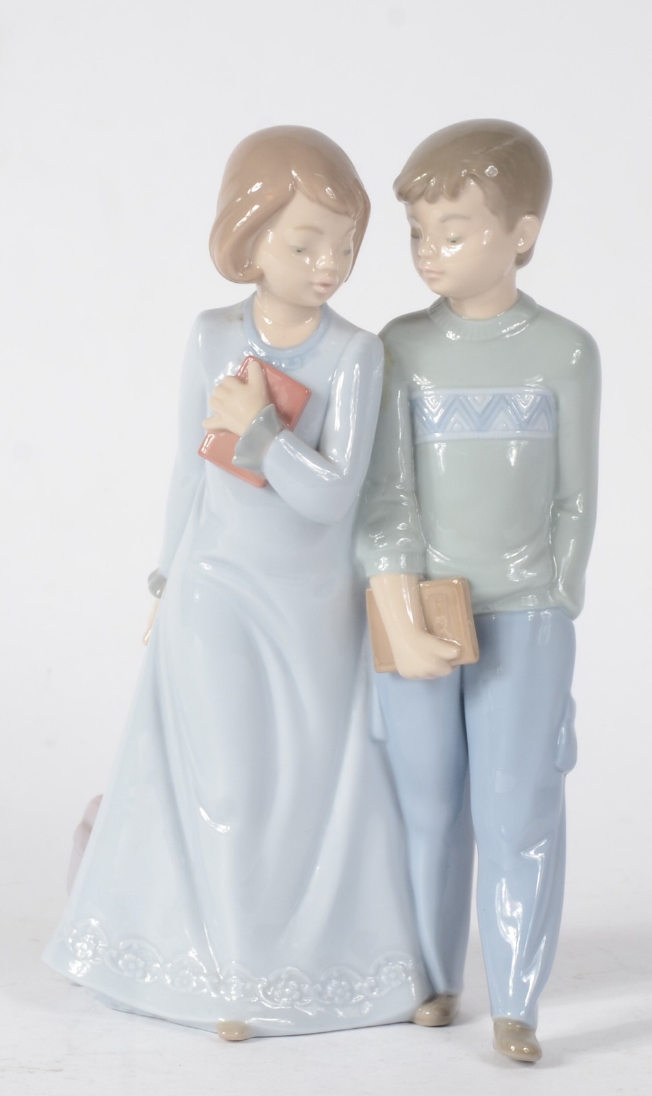 Escultura de porcelana espanhola policromada representando casal de... - foto 1 de 8