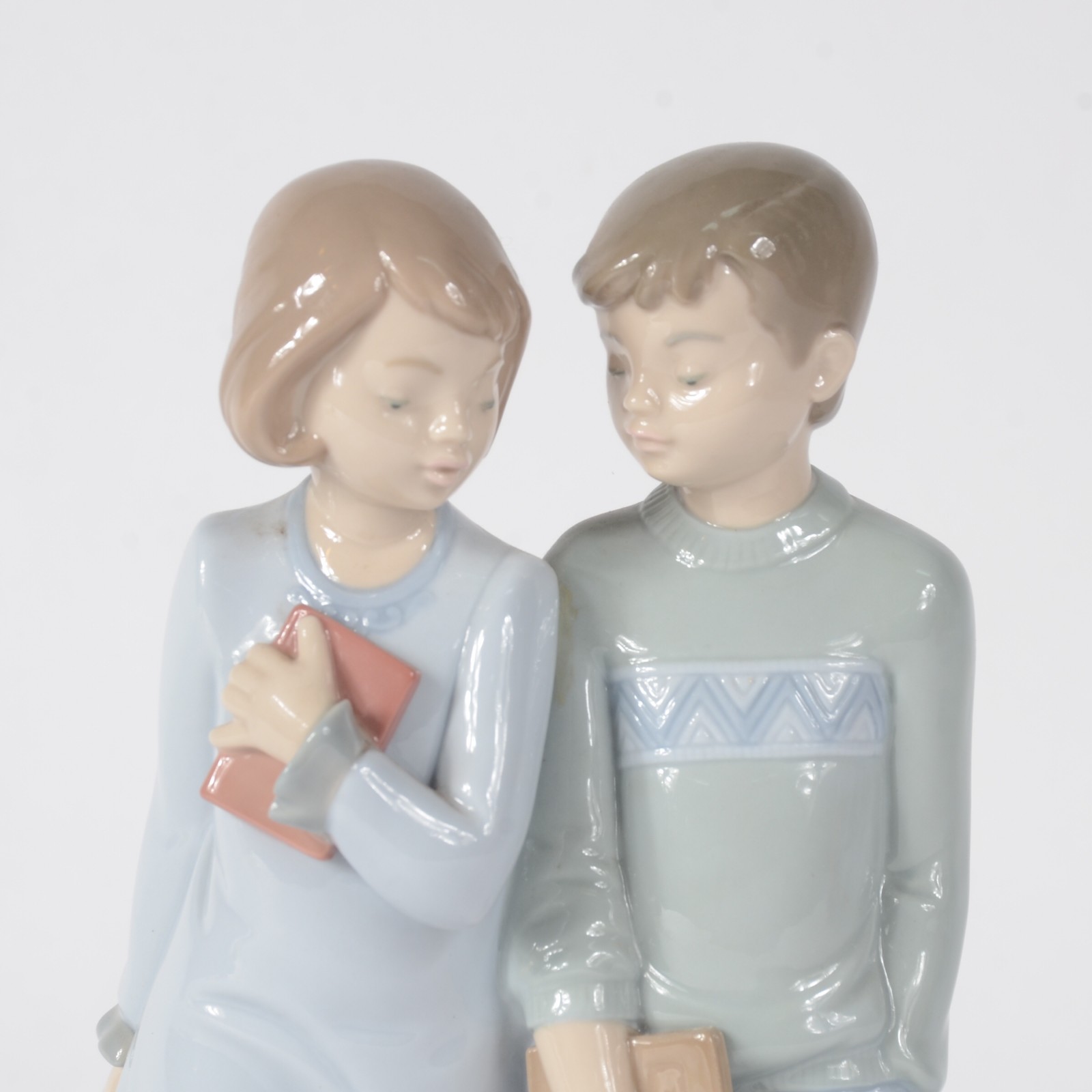Escultura de porcelana espanhola policromada representando casal de... - foto 2 de 8
