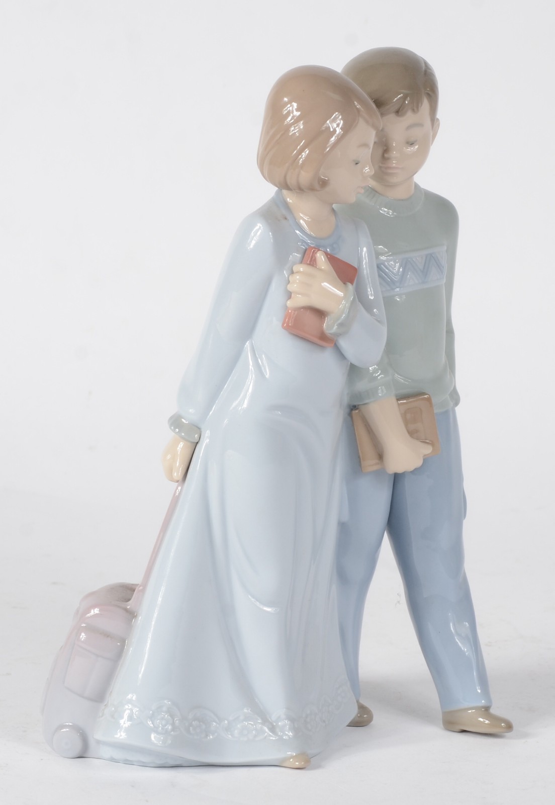 Escultura de porcelana espanhola policromada representando casal de... - foto 3 de 8