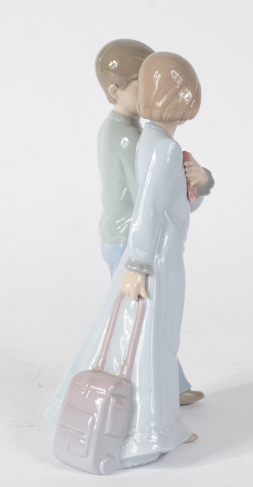 Escultura de porcelana espanhola policromada representando casal de... - foto 4 de 8