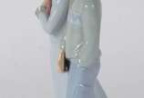 NAO,  - Escultura de porcelana espanhola policromada representando casal de jovens com livros nas mãos e a moça puxando uma maleta. Marcas na base.