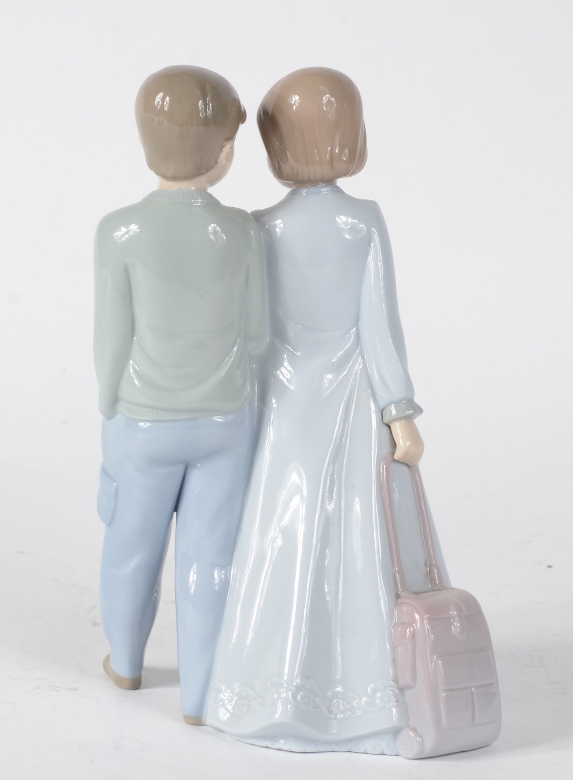 Escultura de porcelana espanhola policromada representando casal de... - foto 6 de 8