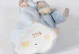 NAO,  - Escultura de porcelana espanhola policromada representando casal de jovens com livros nas mãos e a moça puxando uma maleta. Marcas na base.
