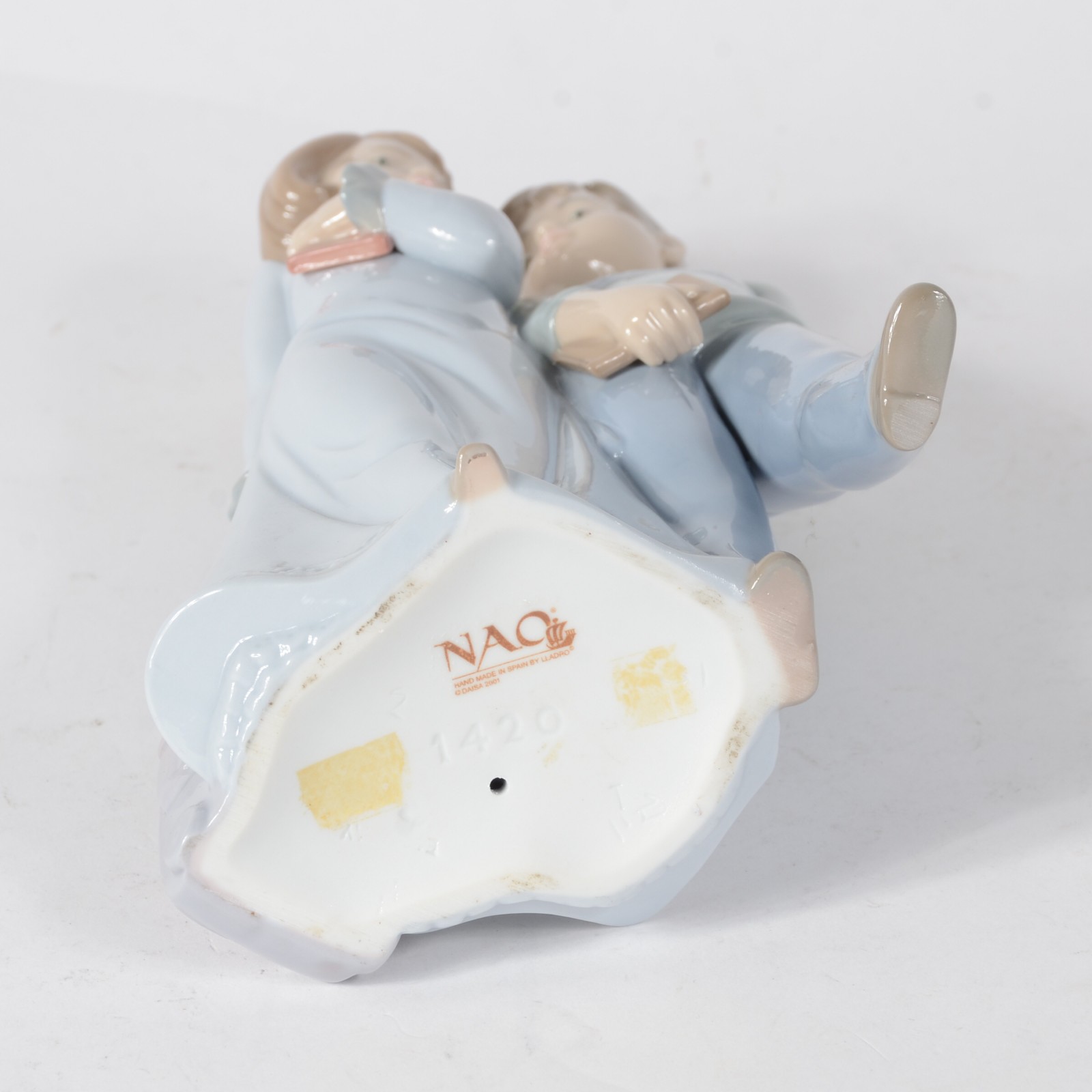 Escultura de porcelana espanhola policromada representando casal de... - foto 7 de 8