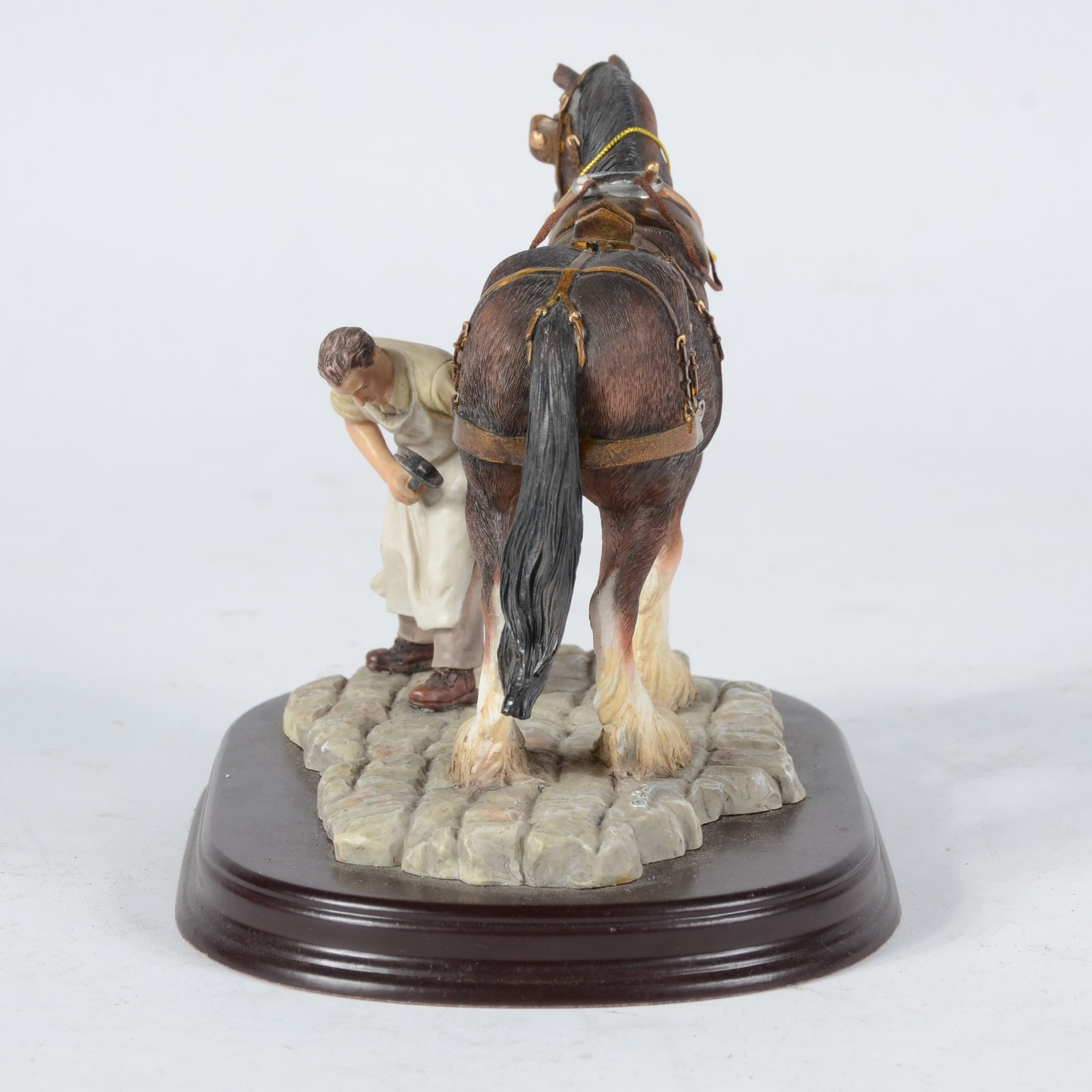 Estatueta de resina policromada representando ferreiro de cavalo - foto 4 de 5