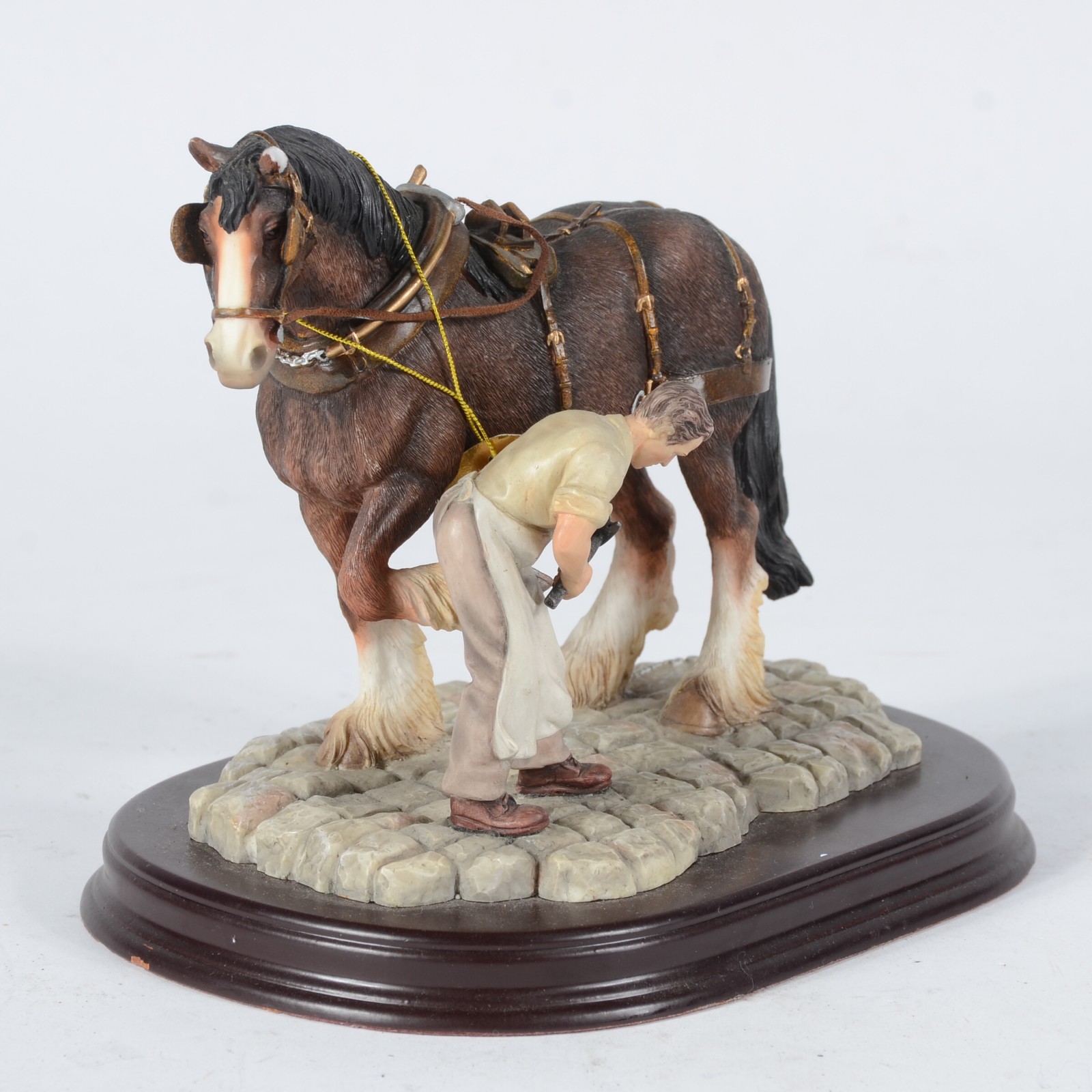 Estatueta de resina policromada representando ferreiro de cavalo - foto 1 de 5