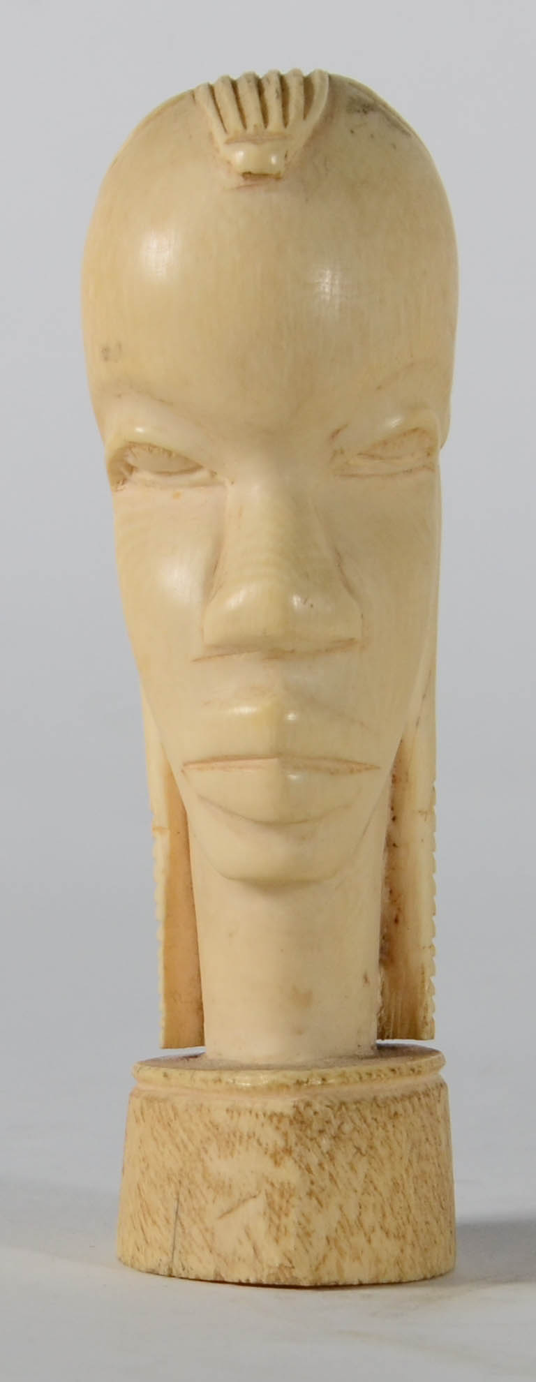 Estatueta de marfim representando rosto masculino. - foto 1 de 4