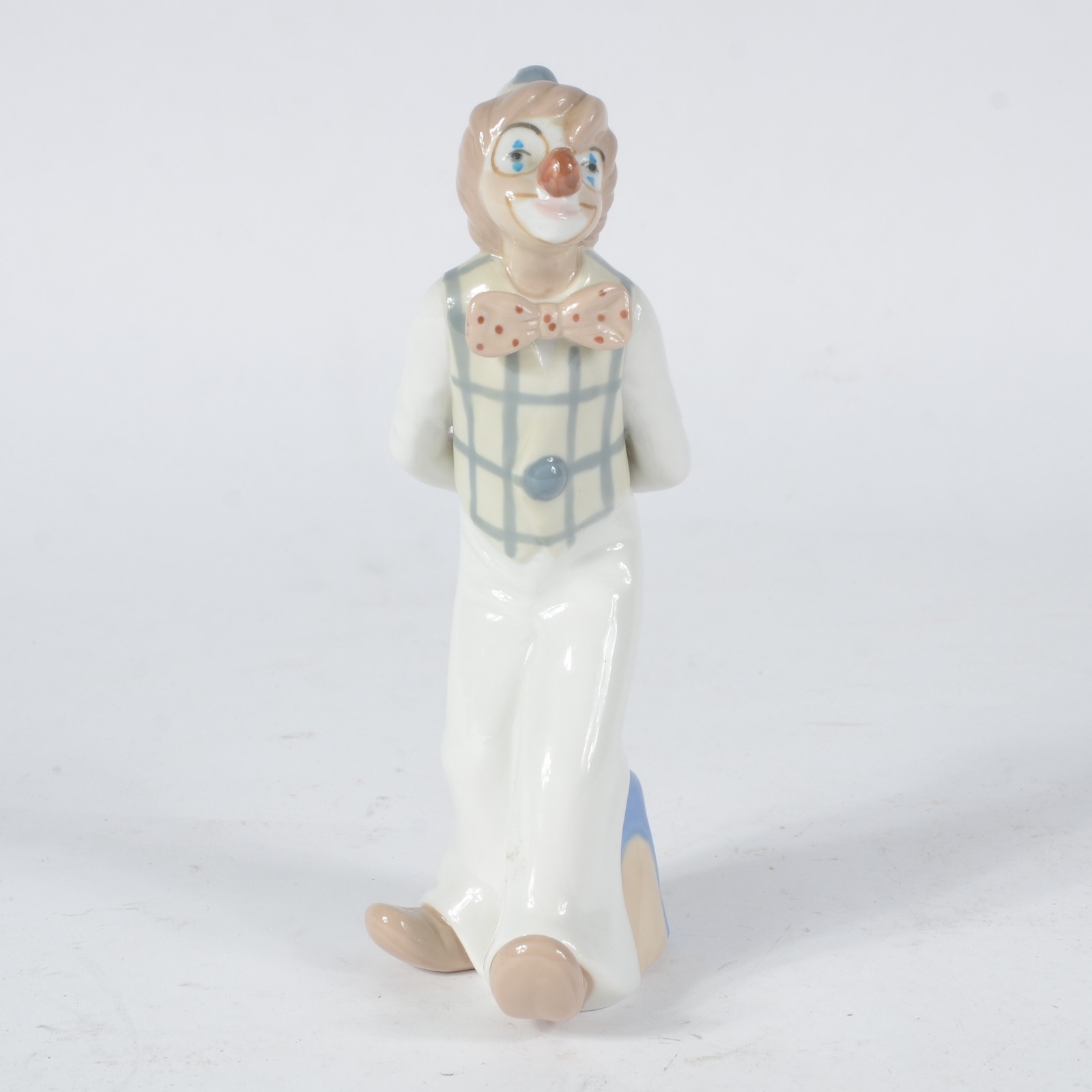 Estatueta de porcelana espanhola policromada representando palhaço - foto 1 de 6