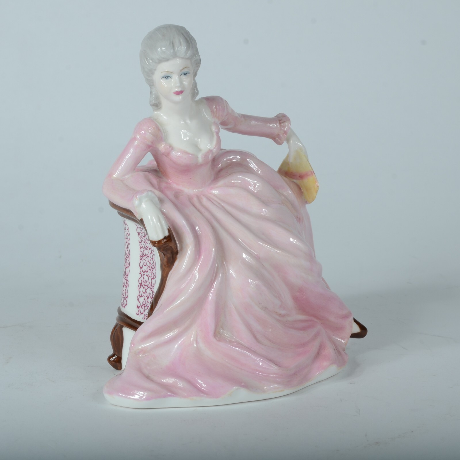 Escultura de porcelana inglesa policromada representando jovem... - foto 1 de 7