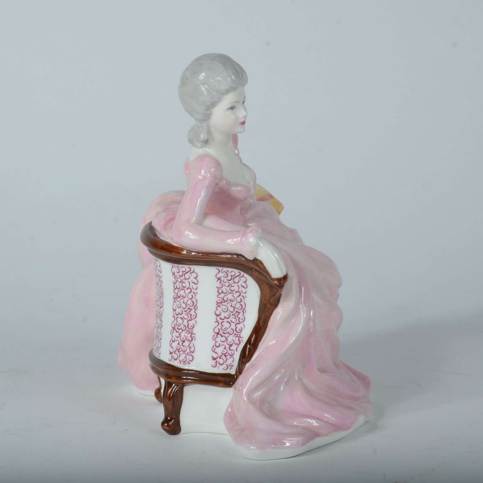 Escultura de porcelana inglesa policromada representando jovem... - foto 3 de 7