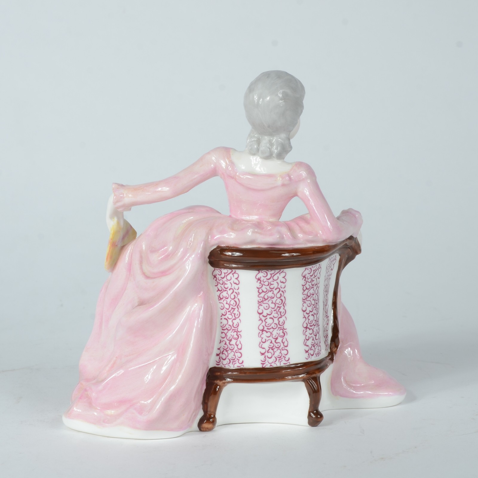Escultura de porcelana inglesa policromada representando jovem... - foto 4 de 7