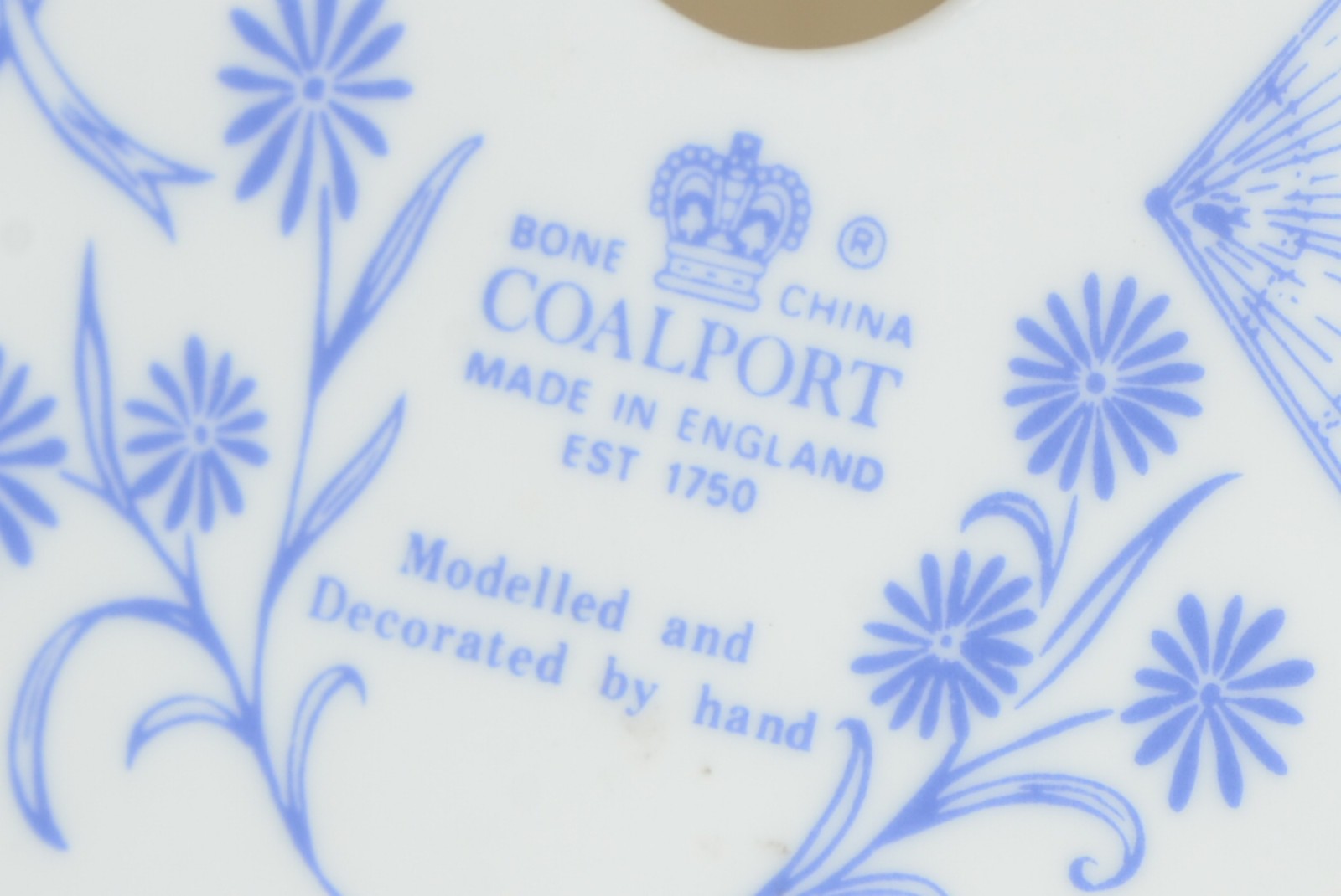 Escultura de porcelana inglesa policromada representando jovem... - foto 7 de 7