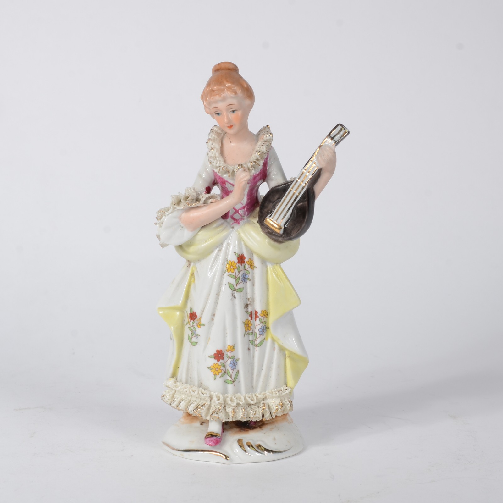 Estatueta de porcelana policromada representando jovem com... - foto 1 de 6