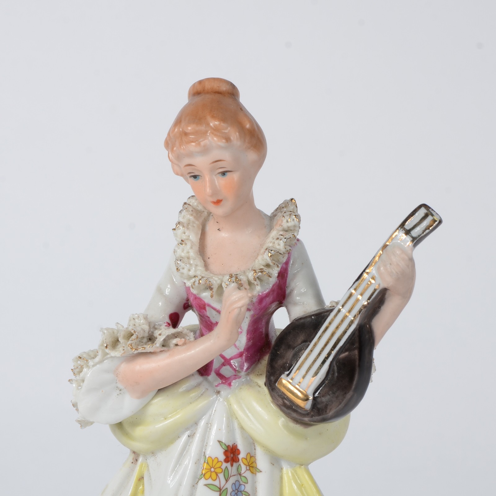 Estatueta de porcelana policromada representando jovem com... - foto 2 de 6