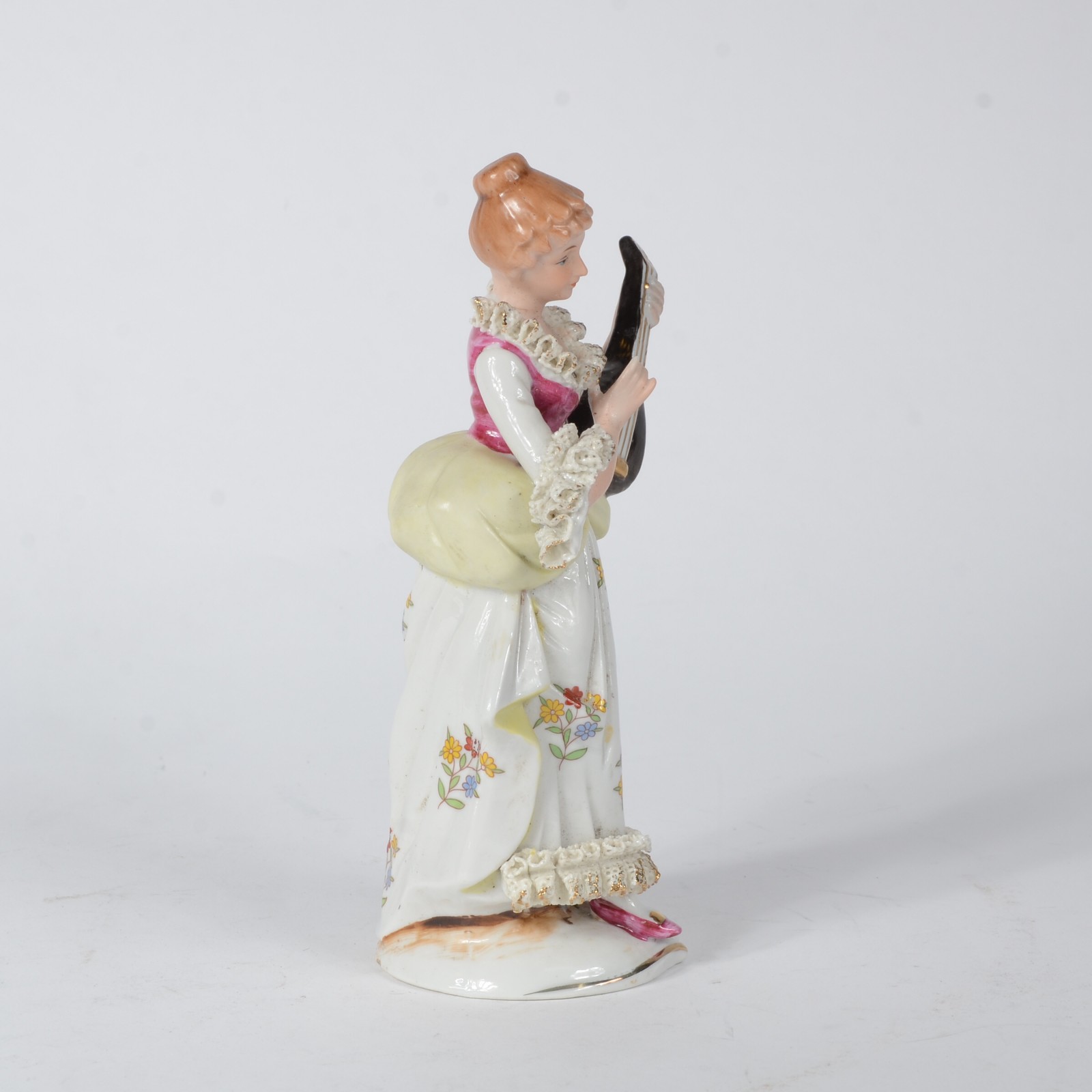 Estatueta de porcelana policromada representando jovem com... - foto 3 de 6