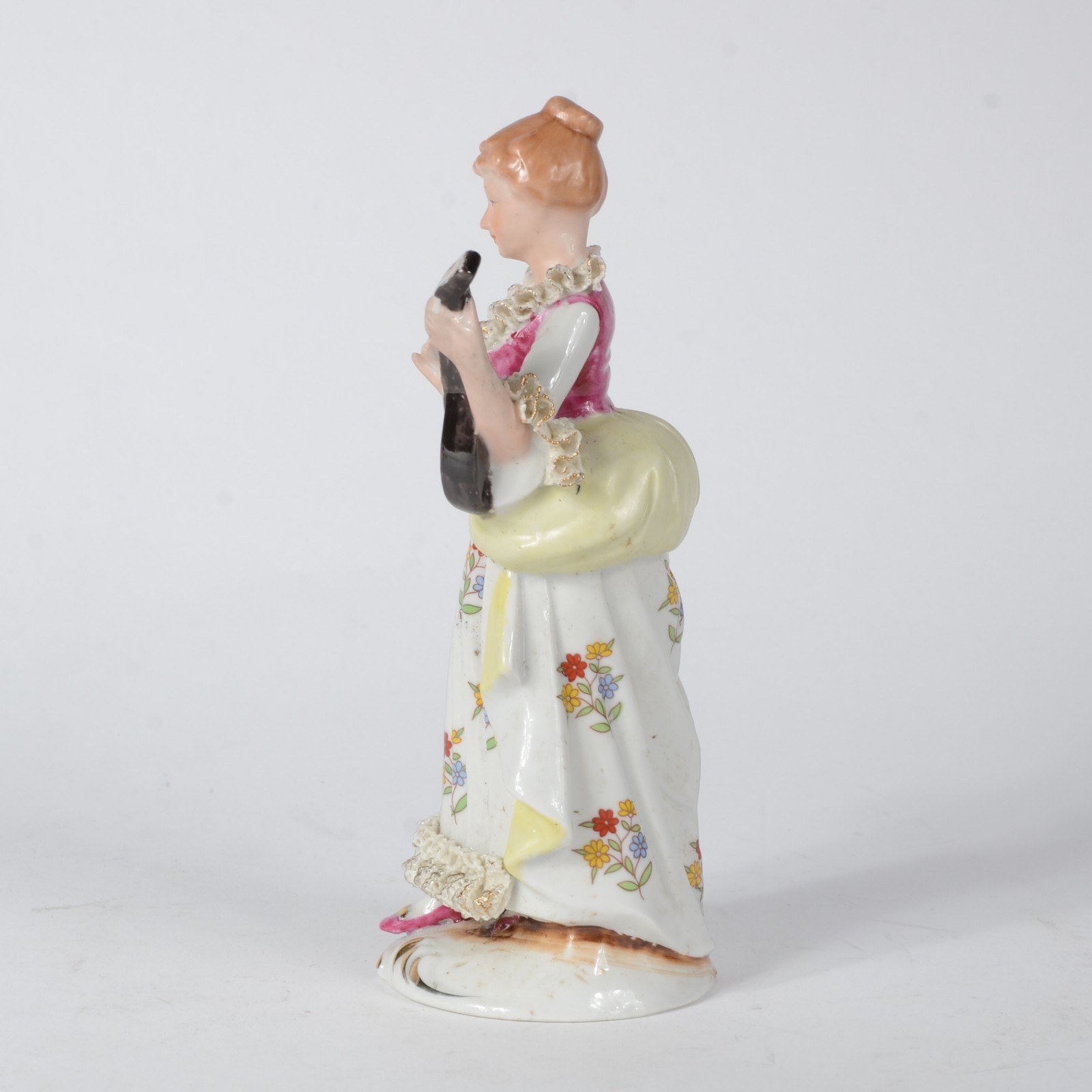 Estatueta de porcelana policromada representando jovem com... - foto 4 de 6