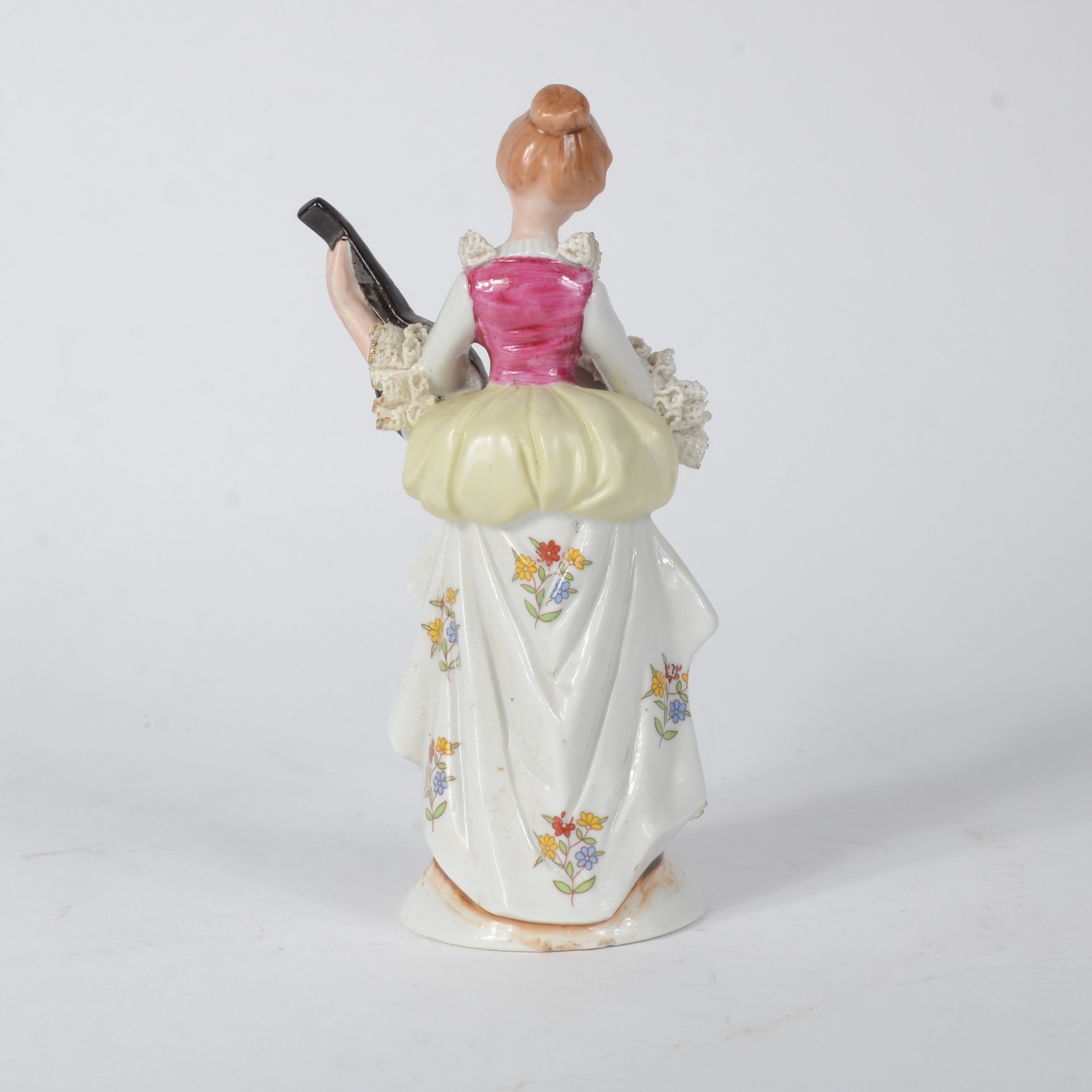 Estatueta de porcelana policromada representando jovem com... - foto 5 de 6