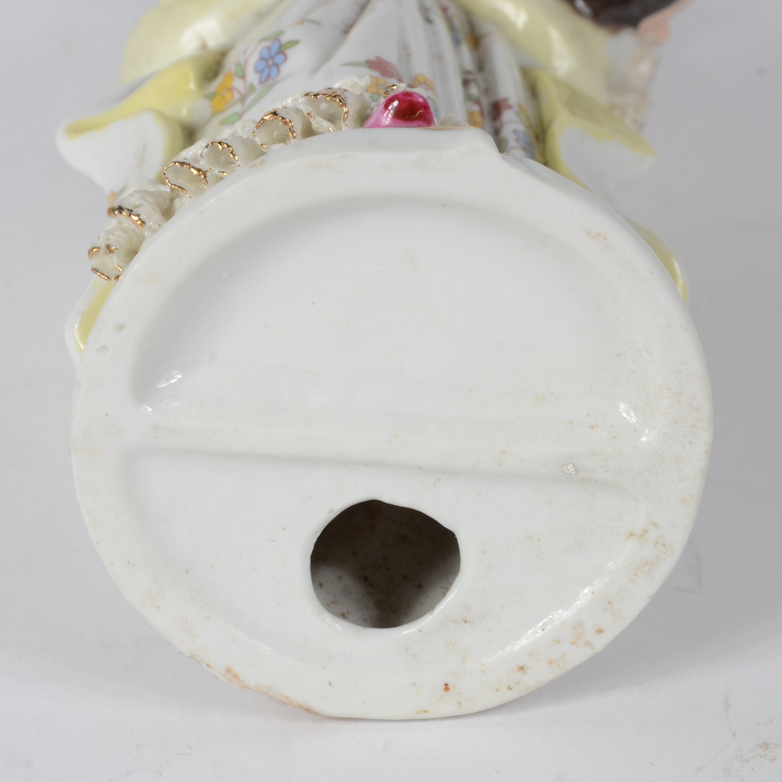 Estatueta de porcelana policromada representando jovem com... - foto 6 de 6