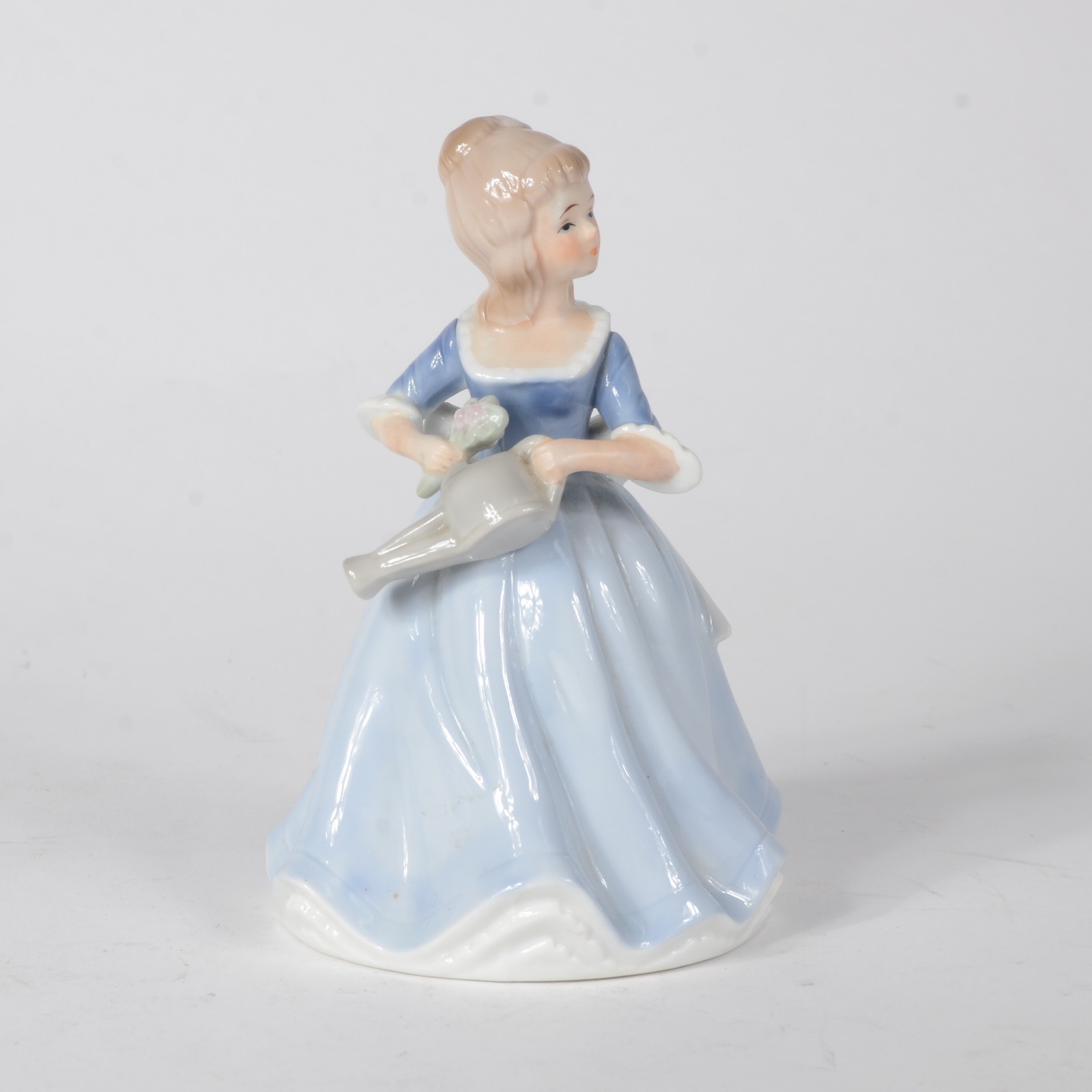 Estatueta de porcelana policromada representando jovem com flores e... - foto 1 de 7