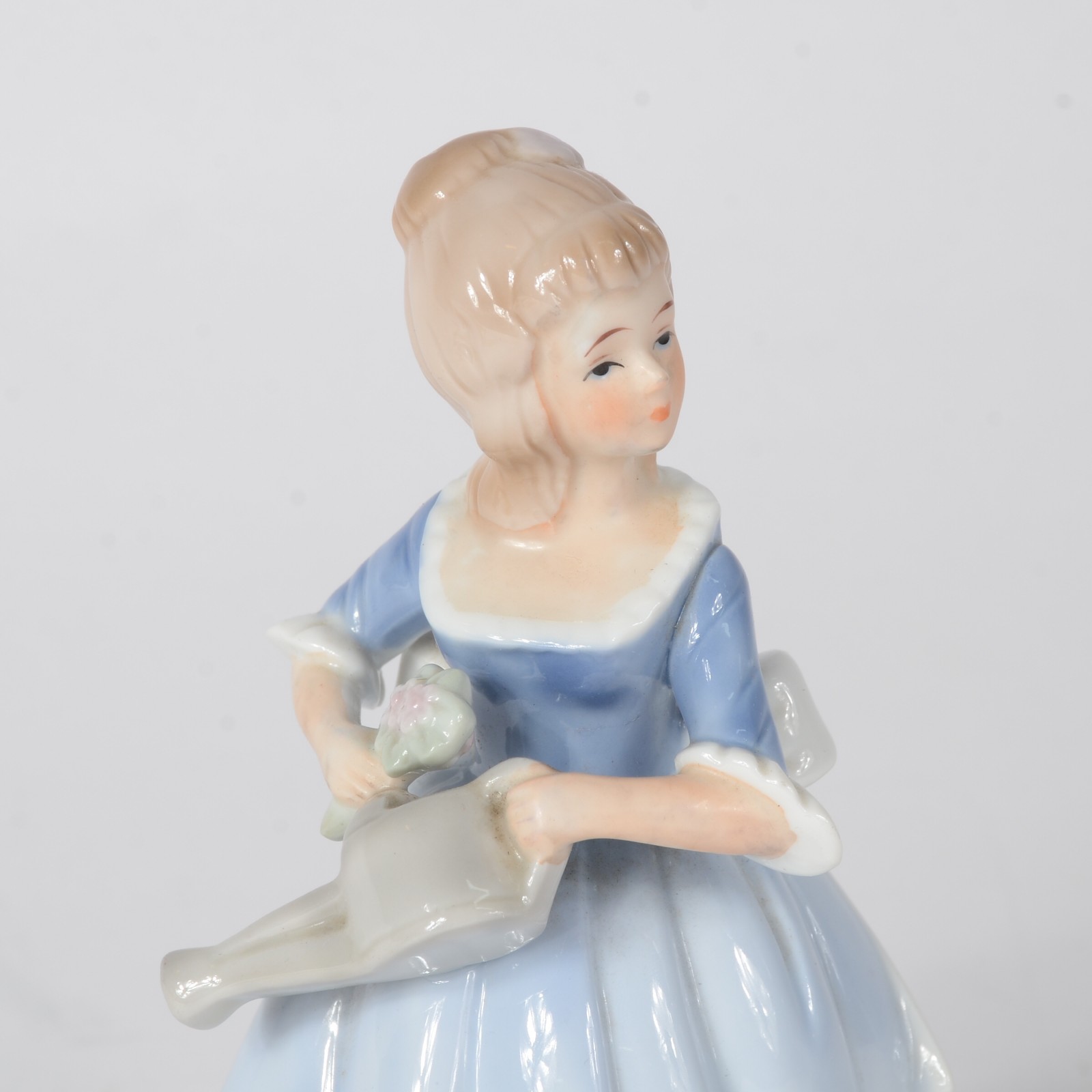 Estatueta de porcelana policromada representando jovem com flores e... - foto 2 de 7