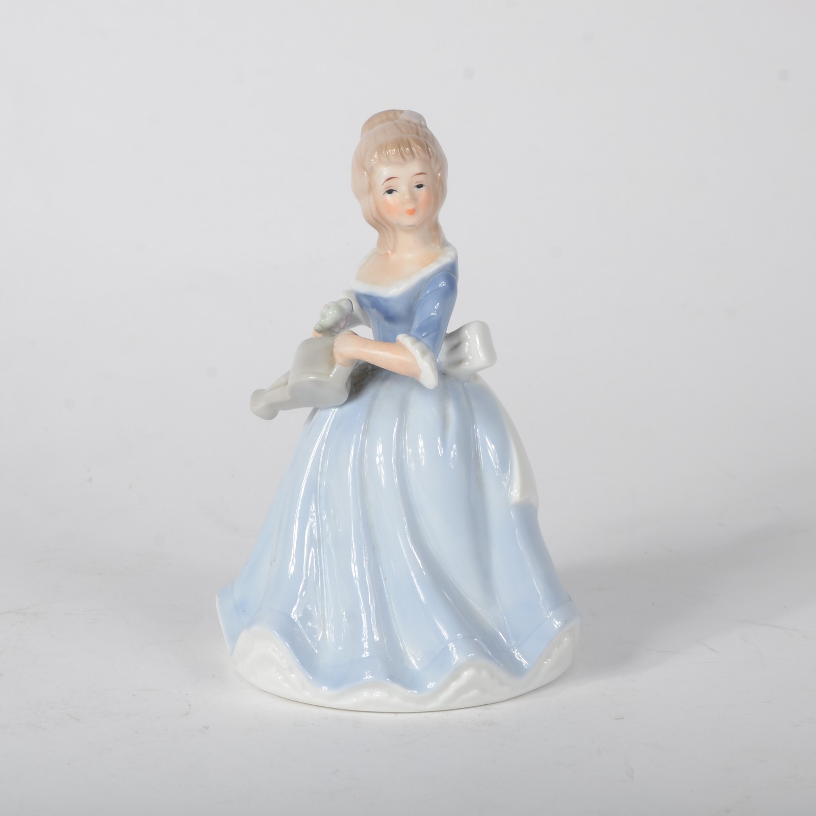 Estatueta de porcelana policromada representando jovem com flores e... - foto 3 de 7
