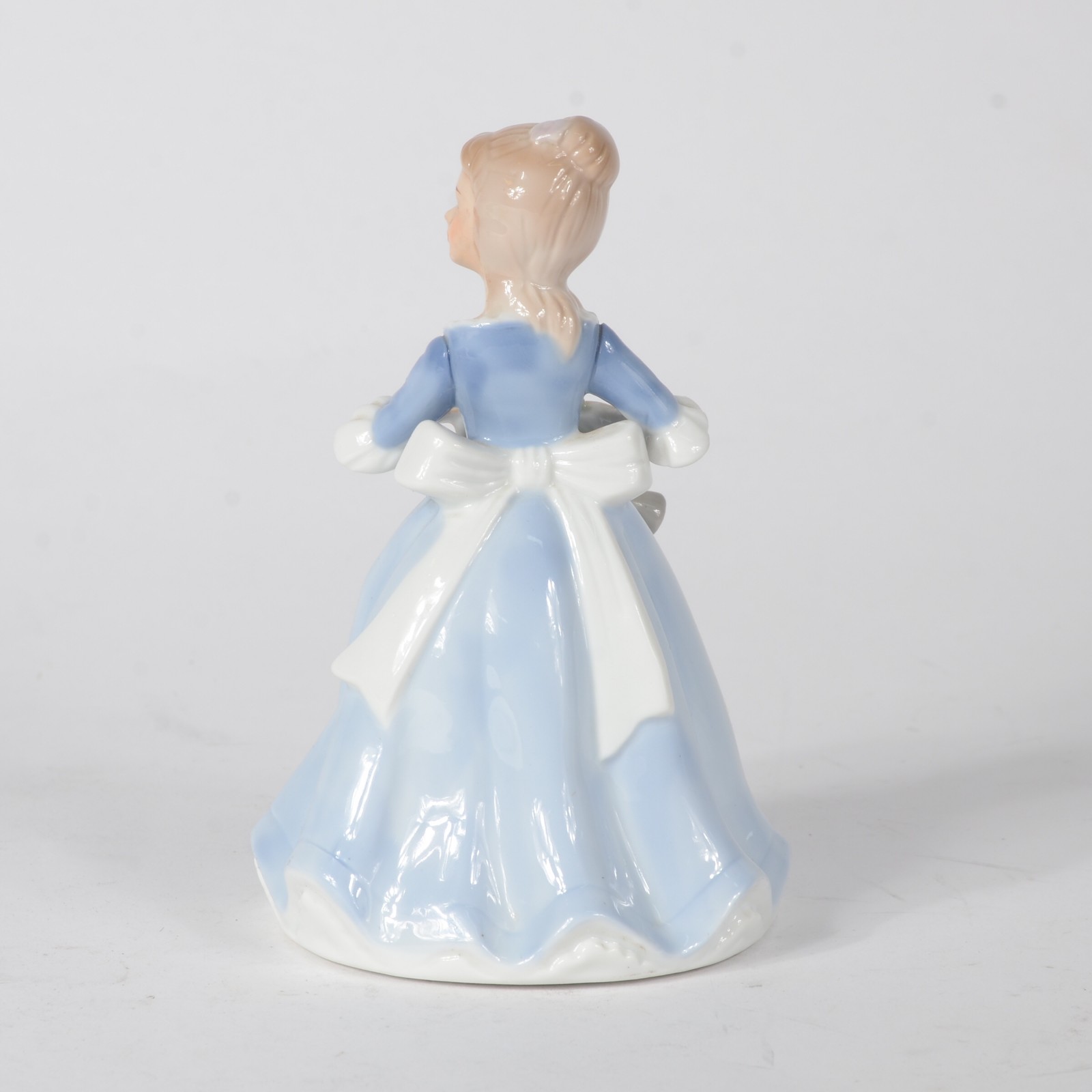 Estatueta de porcelana policromada representando jovem com flores e... - foto 4 de 7