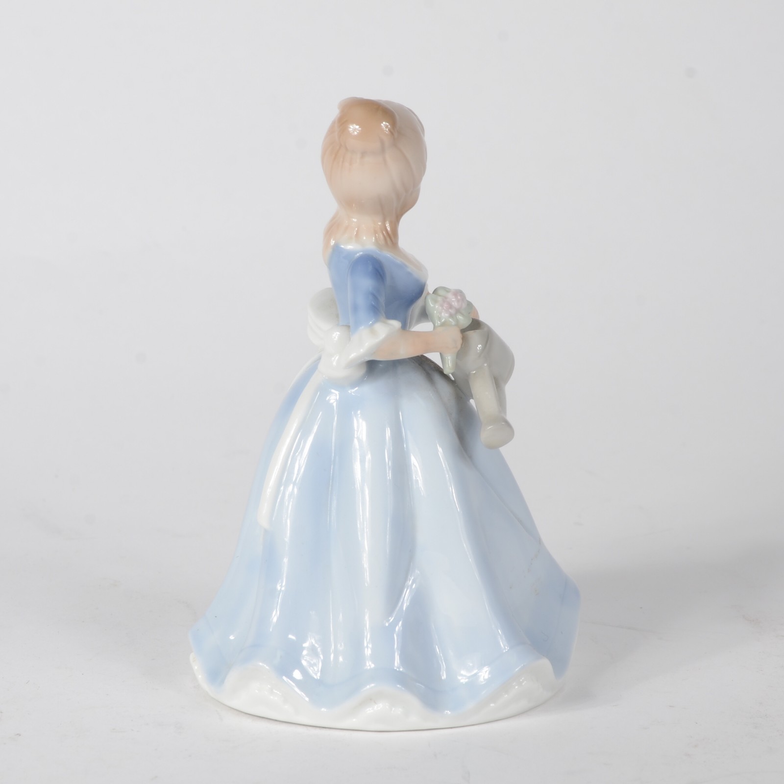 Estatueta de porcelana policromada representando jovem com flores e... - foto 5 de 7