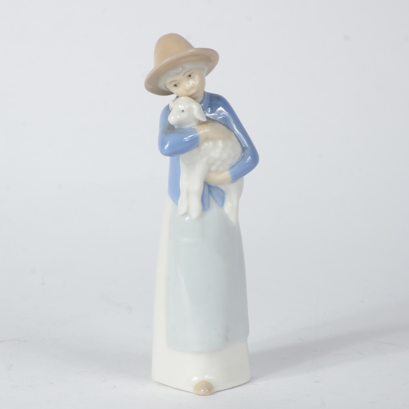 Estatueta de porcelana espanhola policromada representando camponesa... - foto 1 de 6