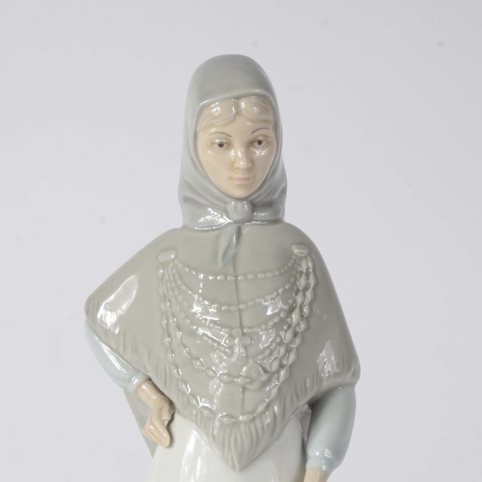Estatueta de porcelana espanhola policromada representando jovem com... - foto 2 de 8