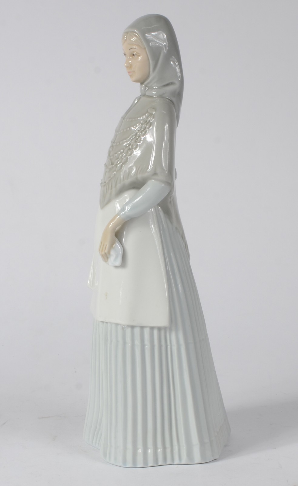 Estatueta de porcelana espanhola policromada representando jovem com... - foto 4 de 8