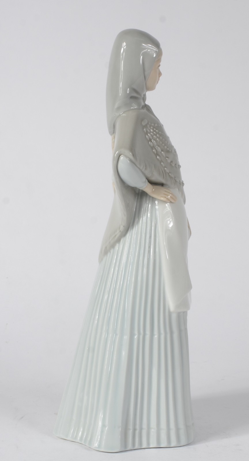 Estatueta de porcelana espanhola policromada representando jovem com... - foto 5 de 8