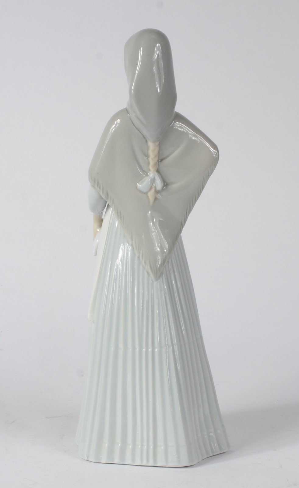 Estatueta de porcelana espanhola policromada representando jovem com... - foto 6 de 8