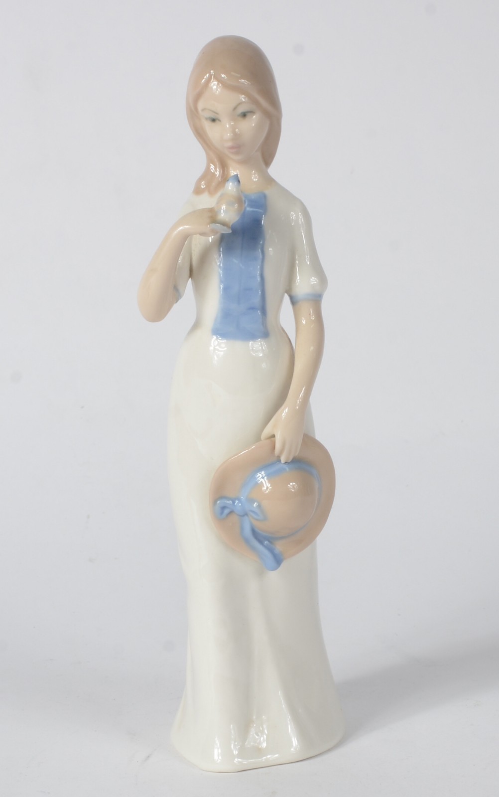 Escultura de porcelana espanhola policromada representando jovem com... - foto 2 de 8