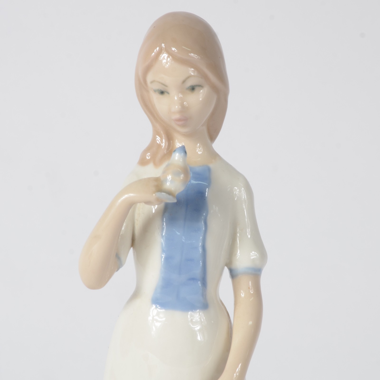 Escultura de porcelana espanhola policromada representando jovem com... - foto 3 de 8