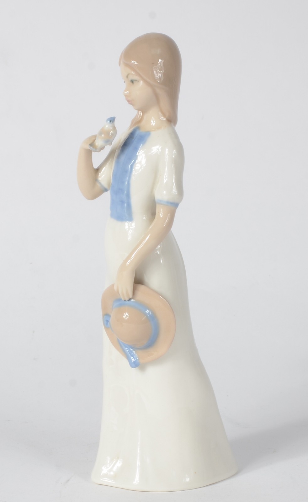 Escultura de porcelana espanhola policromada representando jovem com... - foto 1 de 8