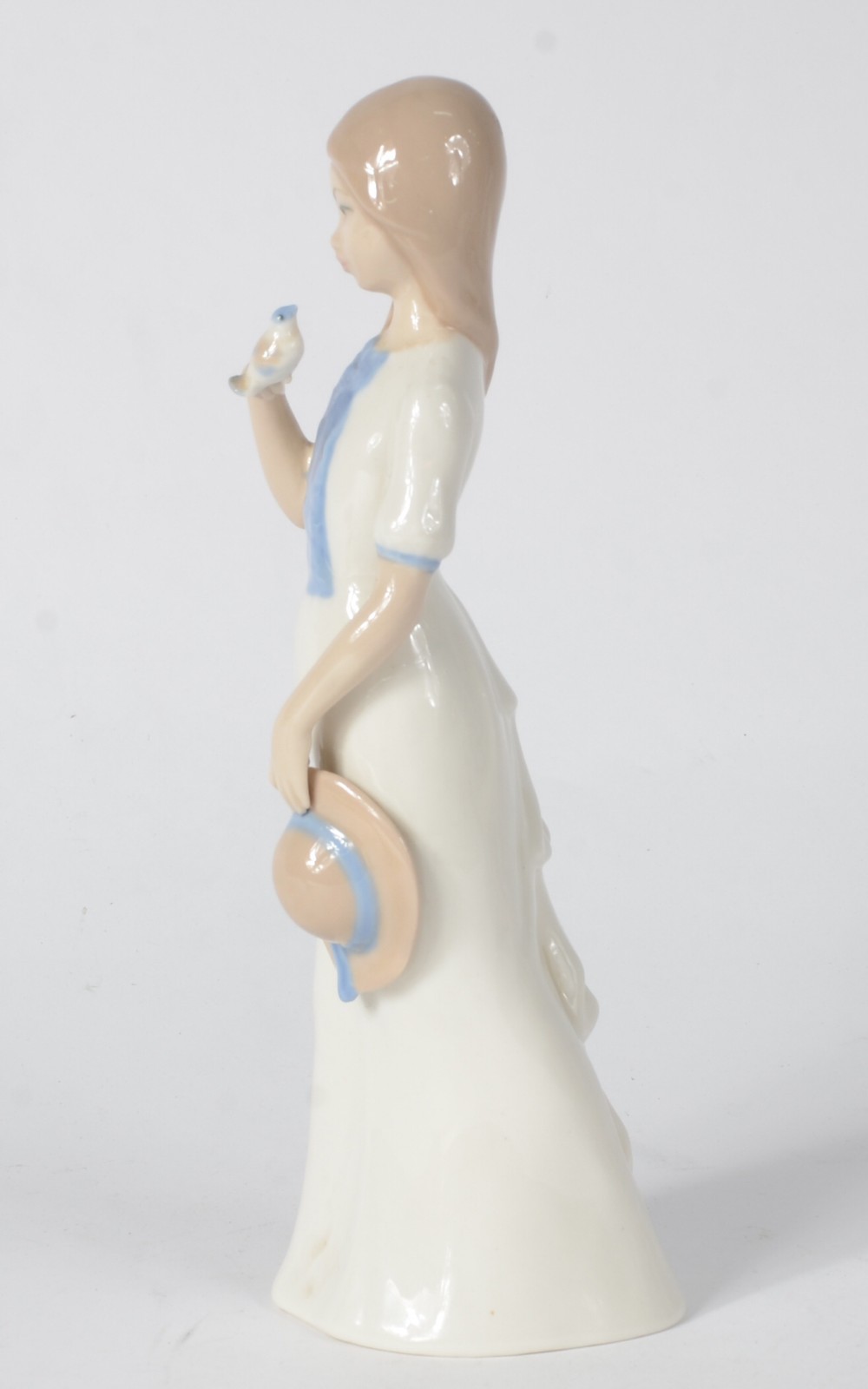 Escultura de porcelana espanhola policromada representando jovem com... - foto 4 de 8