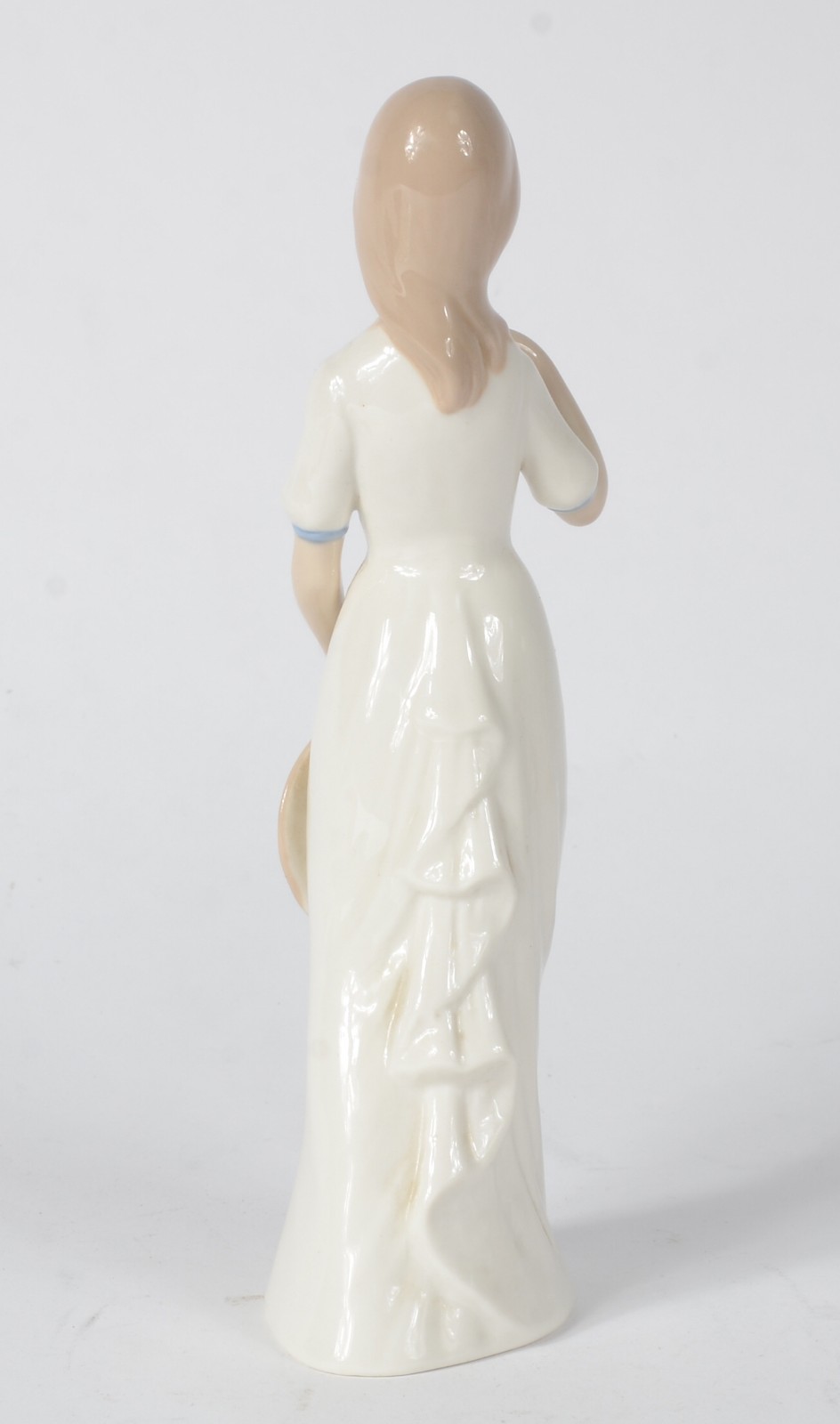 Escultura de porcelana espanhola policromada representando jovem com... - foto 6 de 8