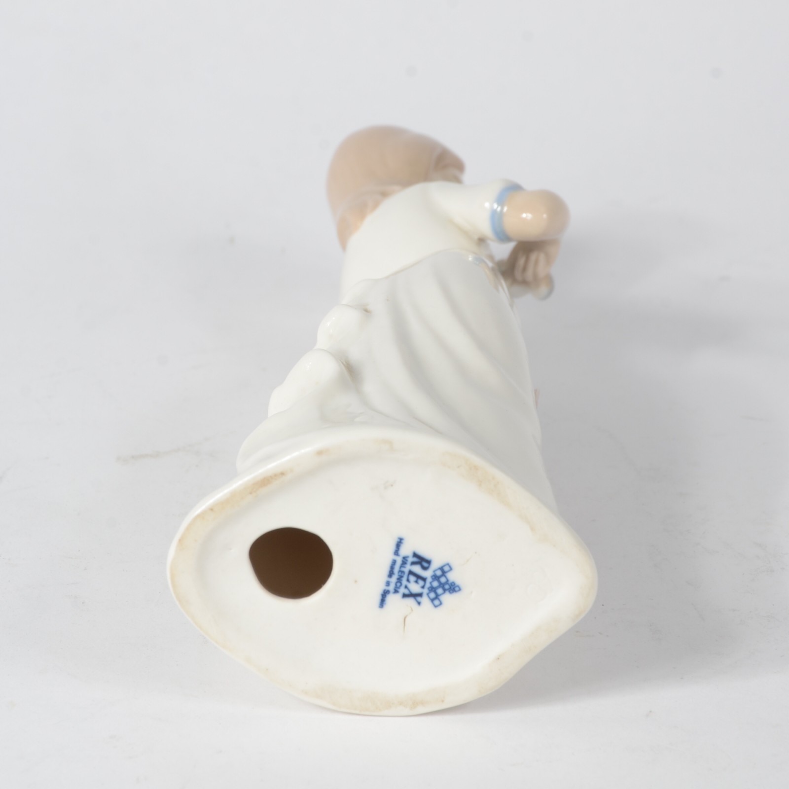 Escultura de porcelana espanhola policromada representando jovem com... - foto 7 de 8