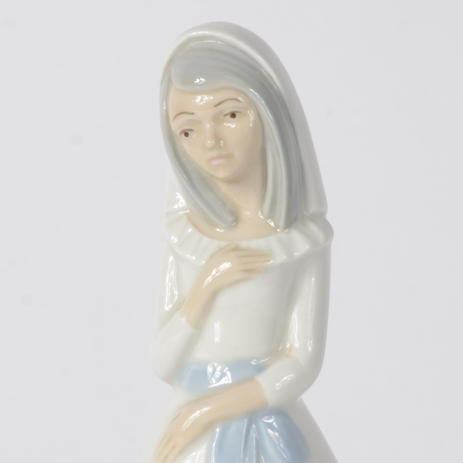 Estatueta de porcelana espanhola policromada jovem com vestido de... - foto 3 de 8
