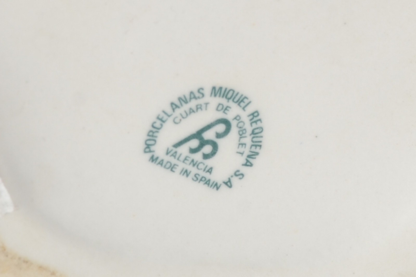 Estatueta de porcelana espanhola policromada jovem com vestido de... - foto 8 de 8