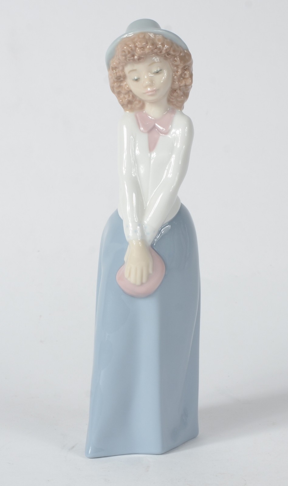 Estatueta de porcelana espanhola policromada representando Moça com... - foto 2 de 7