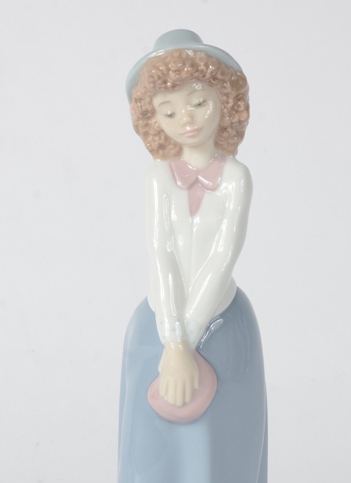 Estatueta de porcelana espanhola policromada representando Moça com... - foto 3 de 7