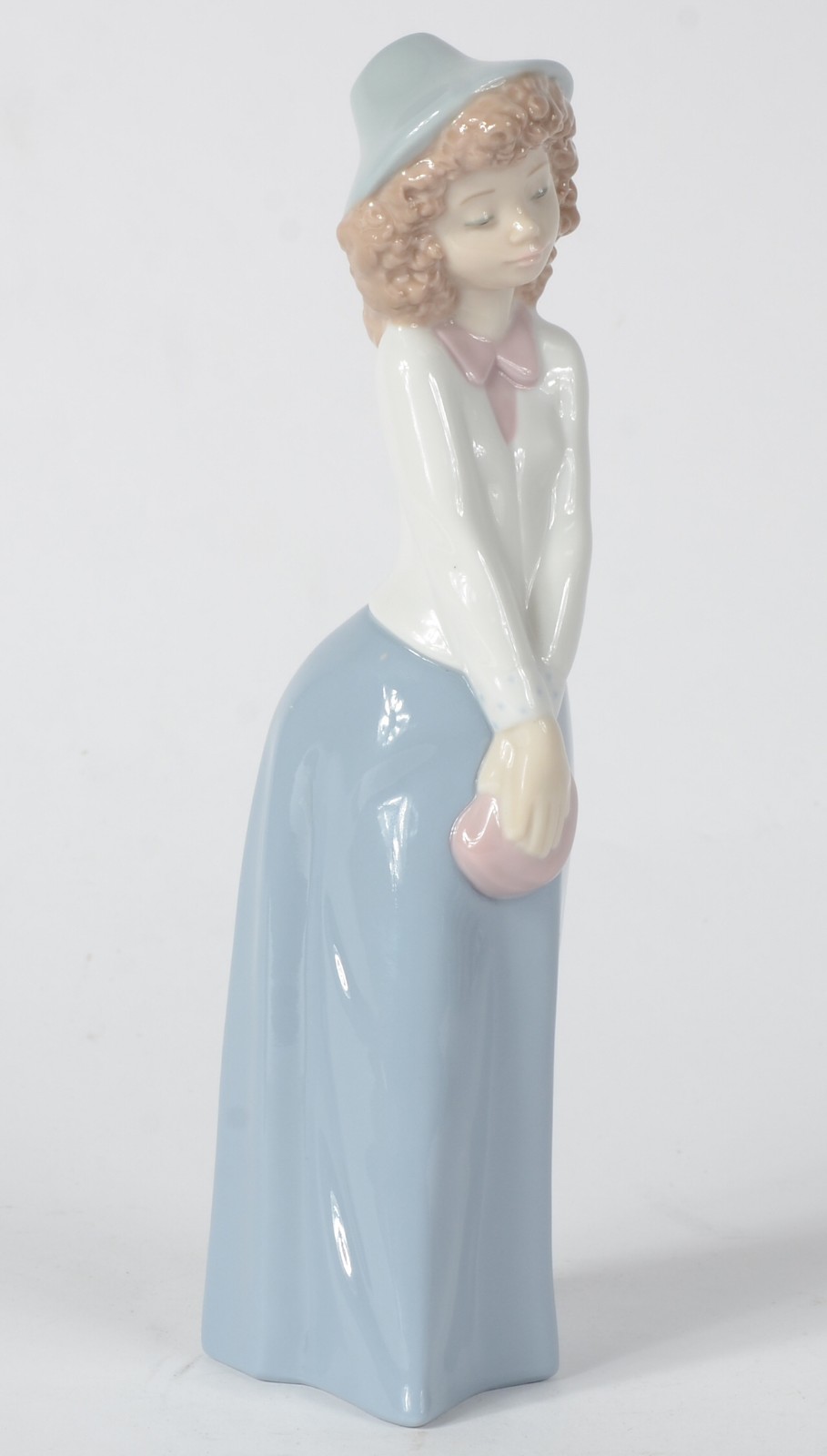 Estatueta de porcelana espanhola policromada representando Moça com... - foto 1 de 7