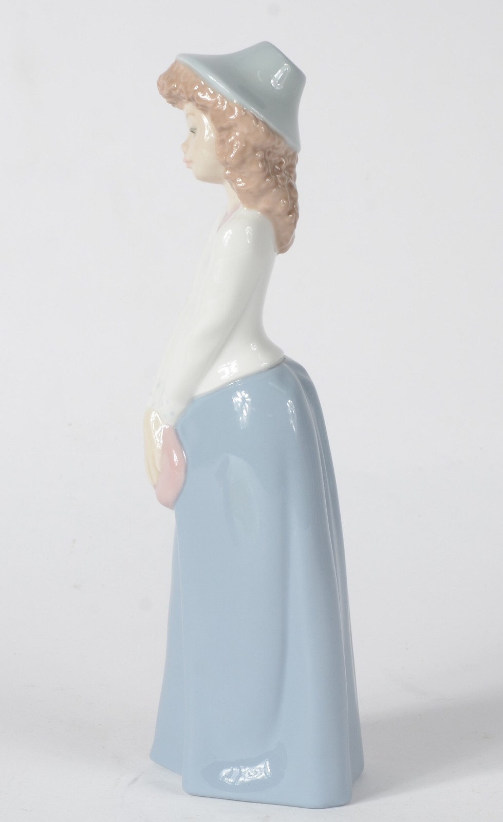 Estatueta de porcelana espanhola policromada representando Moça com... - foto 4 de 7