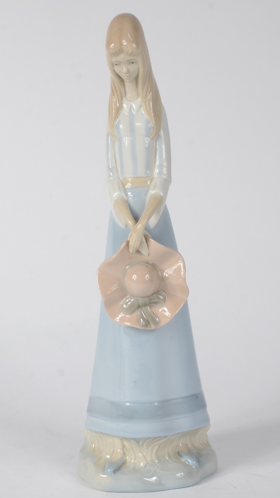 Escultura de porcelana espanhola policromada representando jovem... - foto 2 de 8