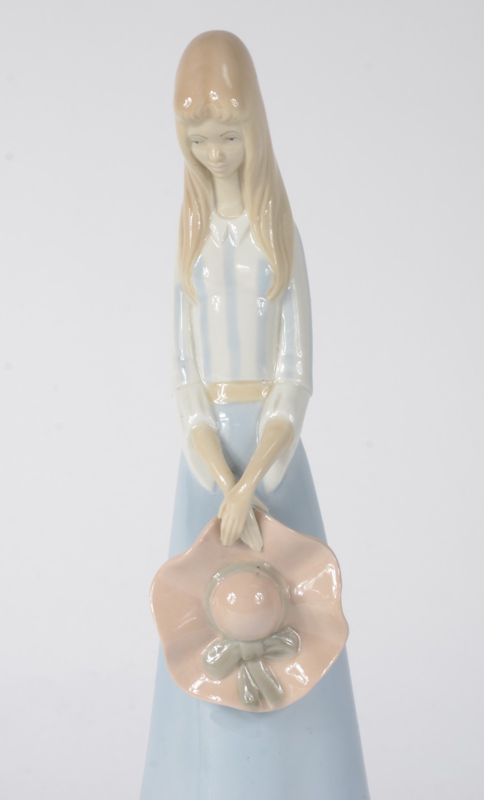 Escultura de porcelana espanhola policromada representando jovem... - foto 3 de 8