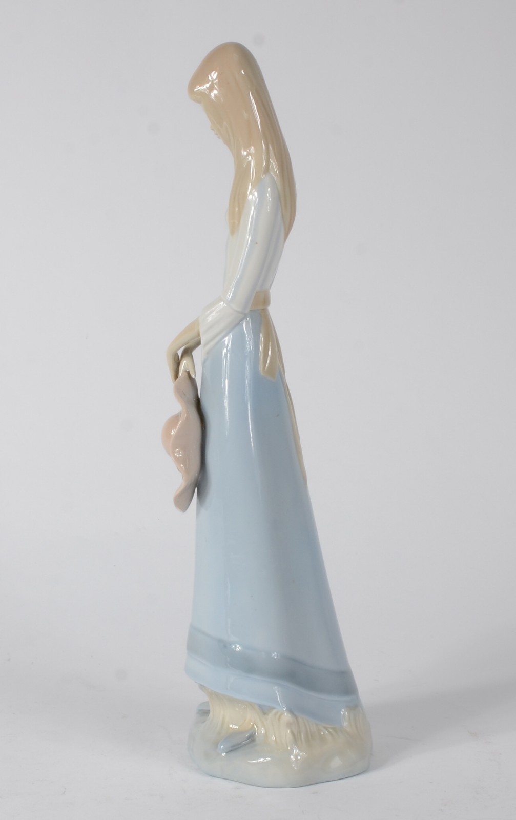 Escultura de porcelana espanhola policromada representando jovem... - foto 4 de 8