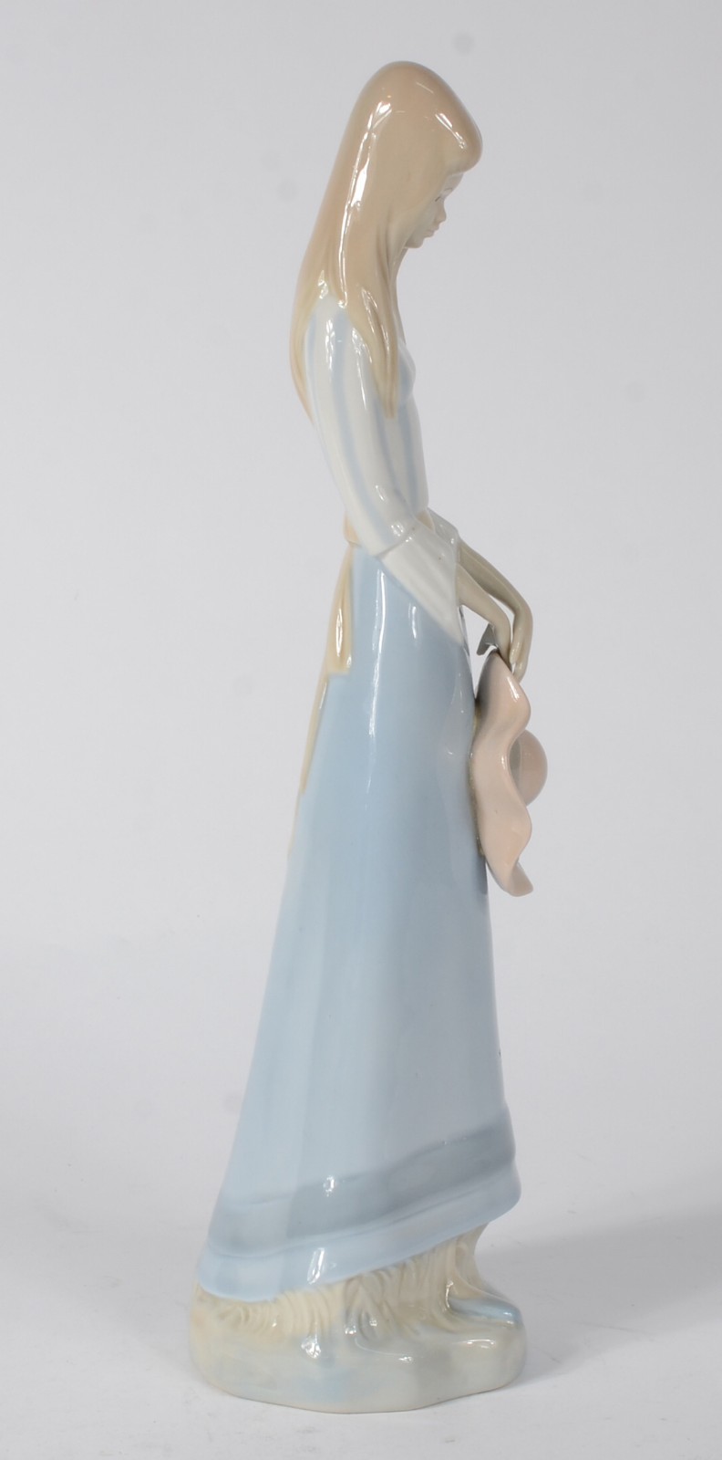 Escultura de porcelana espanhola policromada representando jovem... - foto 5 de 8