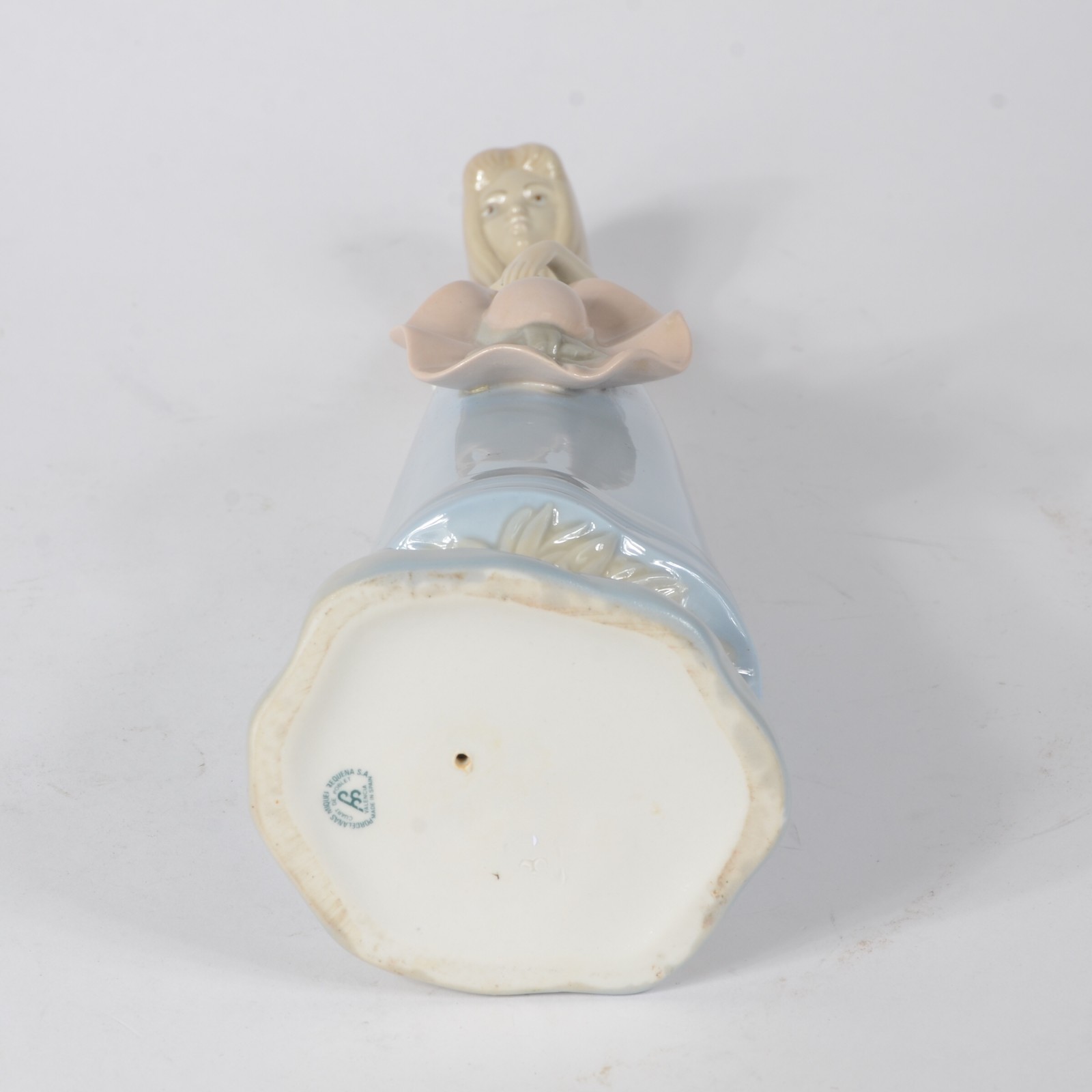 Escultura de porcelana espanhola policromada representando jovem... - foto 7 de 8